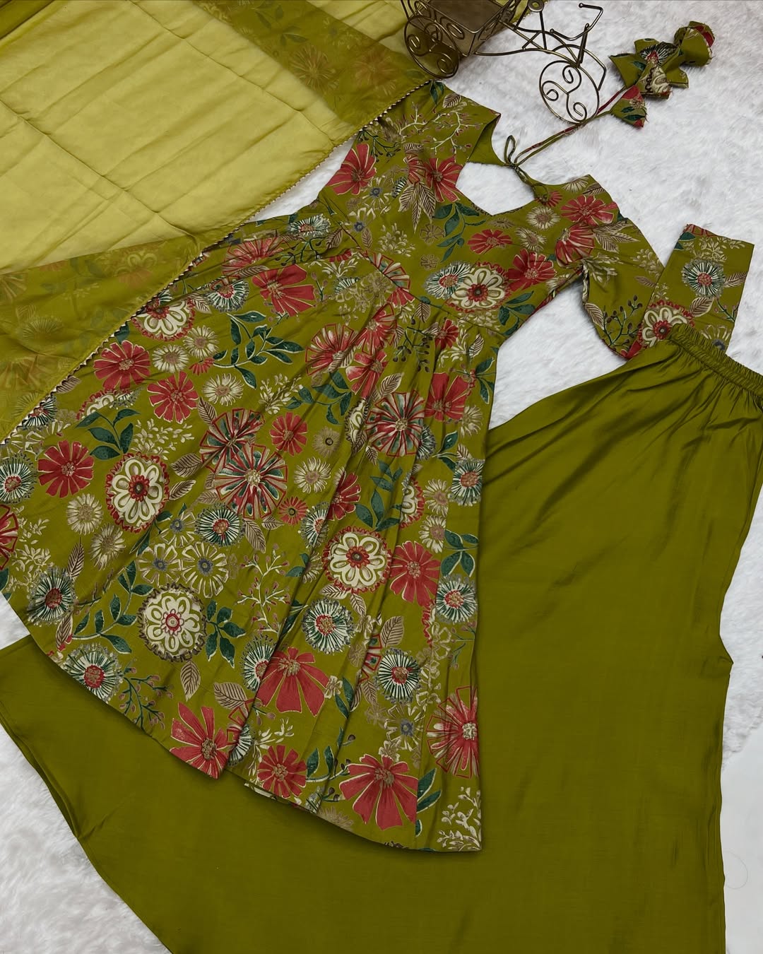 Karisma Green Kurti Plazzo Set – Roman Silk Chanderi kurti with discharge print, paired with plain Roman silk plazzo and soft tabby organza dupatta with lace border; lightweight, elegant ethnic set ideal for festive, office, or casual wear.