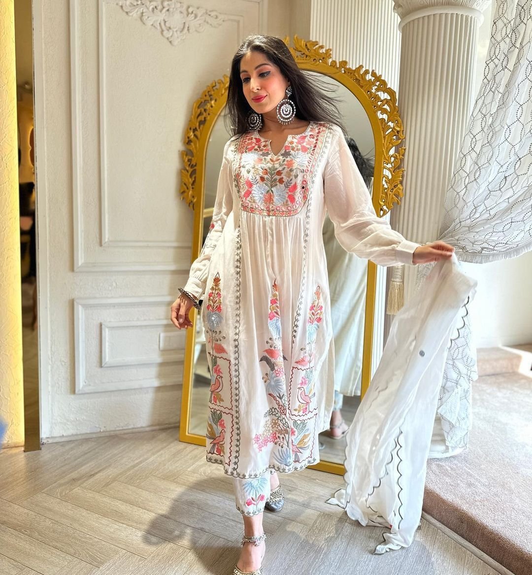 Sandhya White Cotton Embroidered Pakistani Suit Set L Sandhya White Cotton Embroidered Pakistani Suit Set L