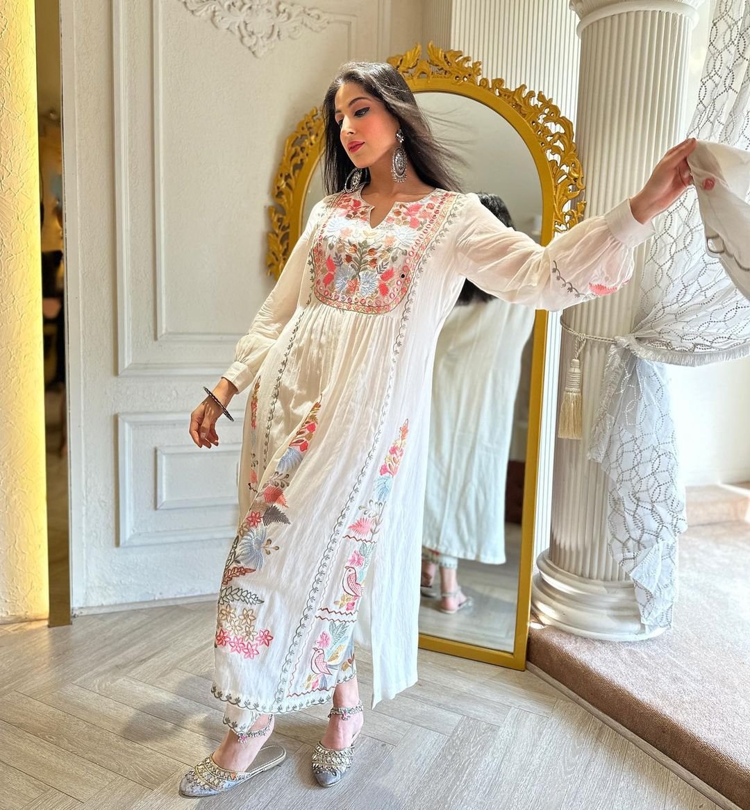 Sandhya White Cotton Embroidered Pakistani Suit Set L Sandhya White Cotton Embroidered Pakistani Suit Set L